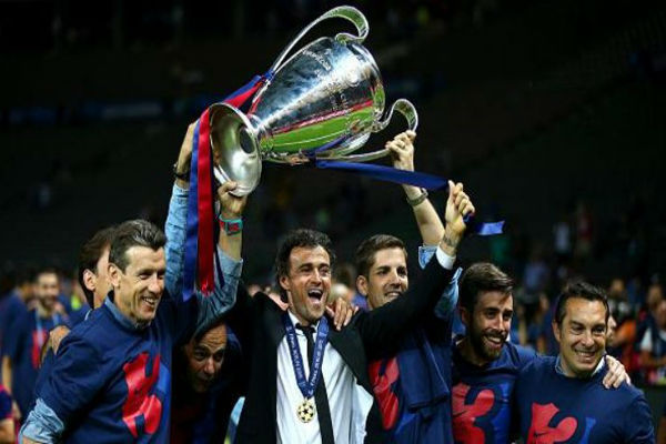  لويس إنريكي يرفع كأس دوري الأبطال مع طاقمه الفني 