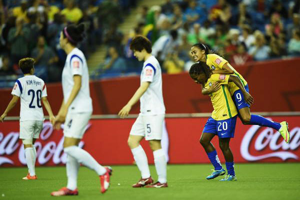 فرحة البرازيليات بأحد الأهداف في الشباك الكورية الجنوبية