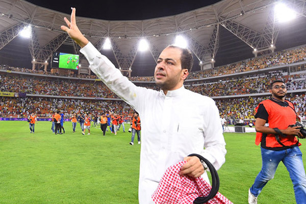 محمد الحميداني يرفع شارة الانتصار بعد تتويج الهلال بلقب كأس العاهل السعودي