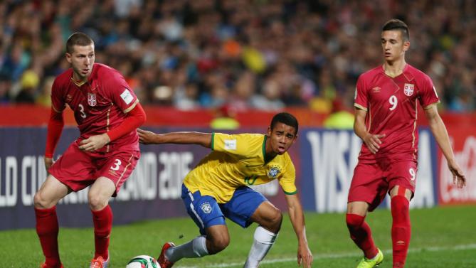 لاعبي صربيا يحاصران برازيلي في المباراة النهائية