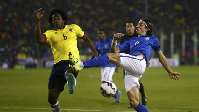 صراع على الكرة بين لاعبي البرازيل وكولومبيا
