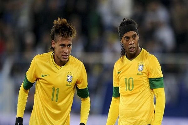 رونالدينيو ونيمار بقميص المنتخب البرازيلي