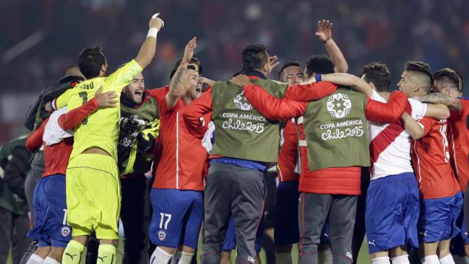 فرحة لاعبي تشيلي بالتأهل إلى نهائي كوبا أميركا
