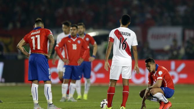 لاعبو تشيلي في حسرة بعدما أحرز غاري ميديل هدفاً ذاتياً في مرمى فريقه
