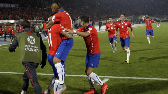 فرحة لاعبي تشيلي بأحد أهداف ادواردو فارغاس