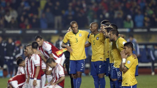 لاعبو البرازيل والباراغواي خلال تنفيذ ركلات الترجيح