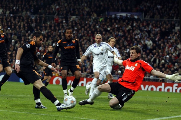 كاسياس ضد روما في دوري أبطال أوروبا 2007-08.