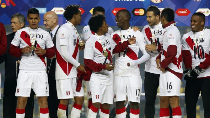 لاعبو البيرو يتسلمون الميدالية البرونزية