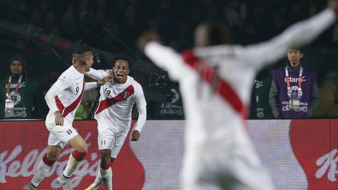 فرحة لاعبي البيرو بهدف غيريرو