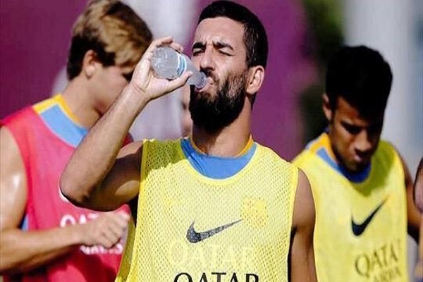 نجم برشلونة المسلم يشرب الماء في نهار رمضان