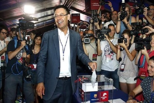 استطلاع يمنح بارتوميو الفوز في انتخابات رئاسة برشلونة