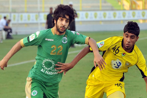 مانع محمد لاعب الشباب الإماراتي ( يسار)