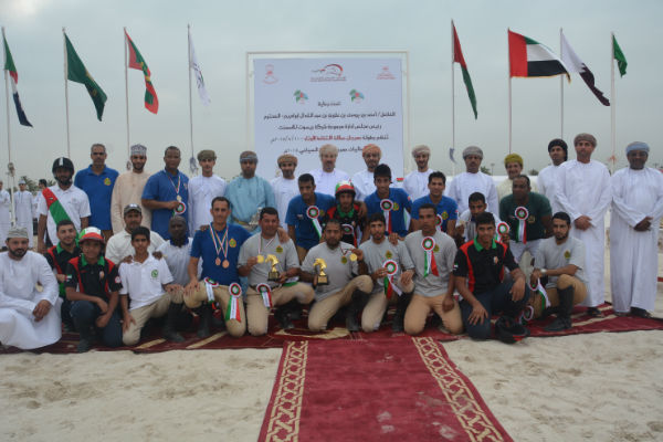 صورة جماعية للفرسان المشاركين في البطولة