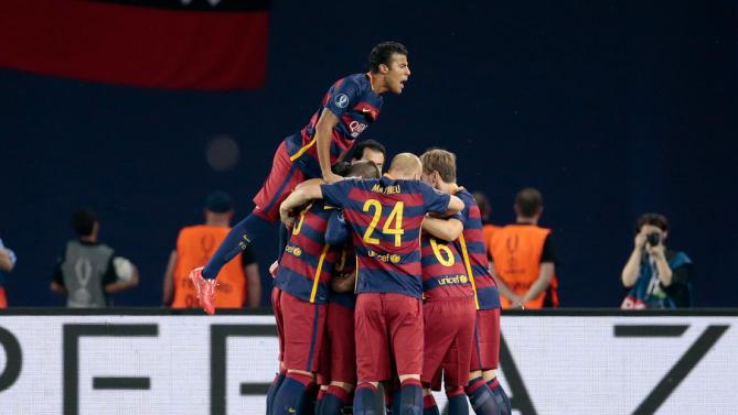 لاعبو برشلونة يحتفلون بأحد الأهداف في السوبر الأوروبي