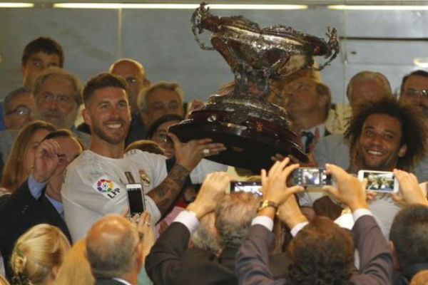 راموس ومارسيلو يرفعان كأس سانتياغو برنابيو