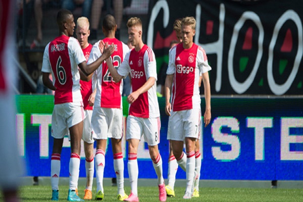 أياكس وفيينورد يتقاسمان صدارة الدوري الهولندي