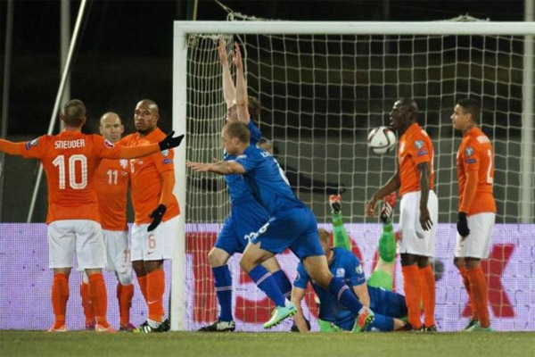 من مباراة هولندا وإيسلندا