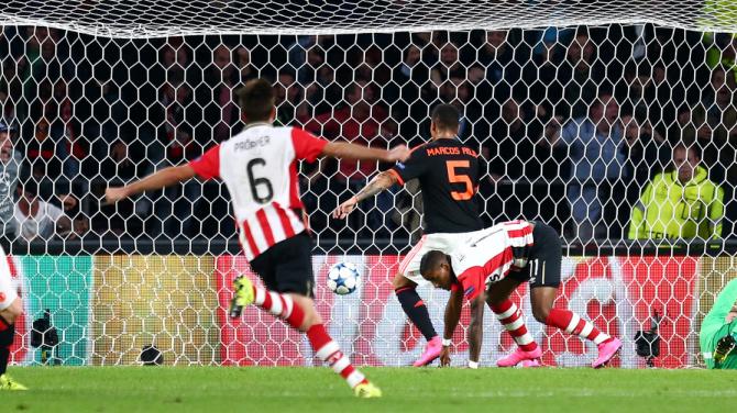 ايندهوفن يسقط مانشستر يونايتد وكوكو يتفوق على معلمه لويس فان غال