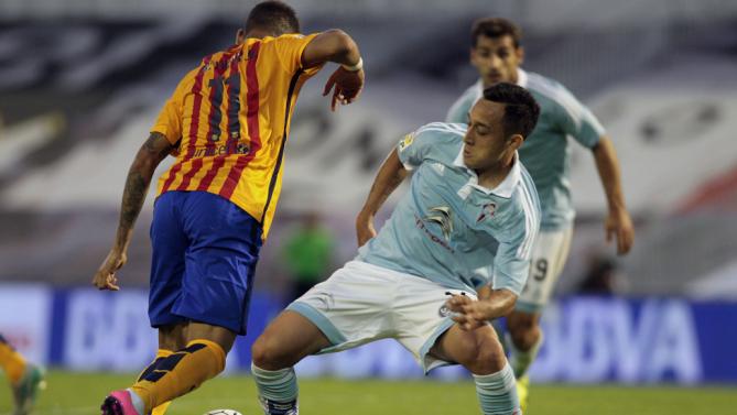 صراع على الكرة بين لاعبي برشلونة وسيلتا فيغو نيمار وأوريانا