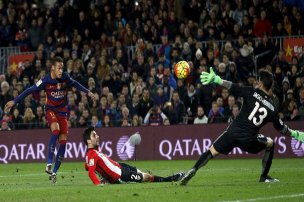 برشلونة سحق بلباو الذي لعب منقوصاً أغلب المباراة بعد طرد حارسه المبكر