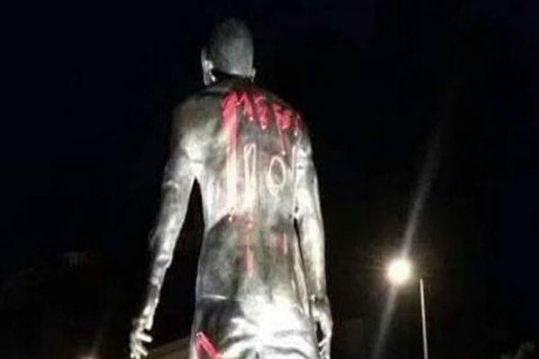 تمثال كريستيانو رونالدو الذي تعرض للتخريب والتشويه بطلاء أحمر