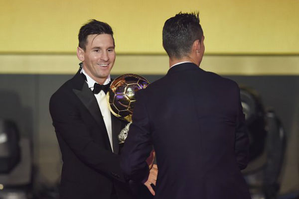 كريستيانو رونالدو يهنئ ميسي بفوزه بجائزة الكرة الذهبية 2015