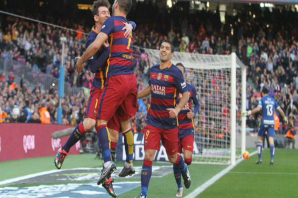 فرحة لاعبي برشلونة بأحد أهداف ميسي الثلاثة