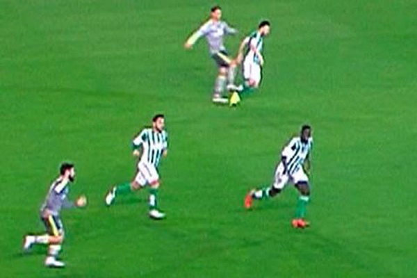 رونالدو يعتدي على مدافع ريال بيتيس