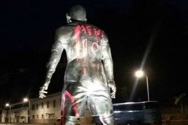 كتابة اسم ميسي باللون الأحمر على تمثال رونالدو