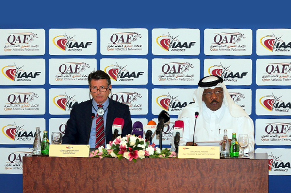 رئيس الاتحاد الدولي لألعاب القوى سيباستيان كو ورئيس الاتحاد القطري دحلان الحمد في الدوحة 