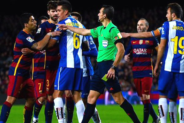 سواريز يواجه خطر الايقاف حتى ثلاث مباريات بعد الكلمات النابية التي وجهها الى لاعبي اسبانيول