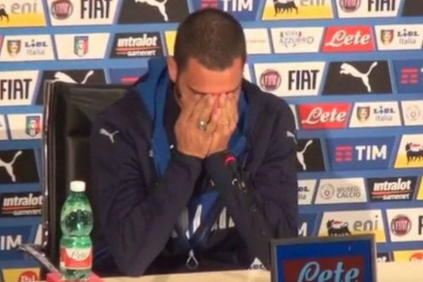 بونوتشي يبكي بسبب مرض ابنه قبل لقاء إيطاليا وإسبانيا