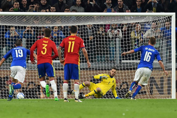 دي روسي سجل هدف التعادل لإيطاليا أمام إسبانيا من ركلة جزاء متأخرة 
