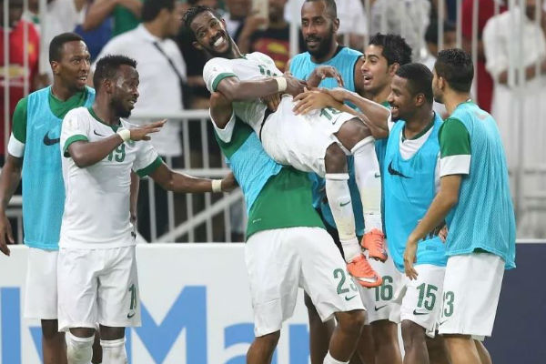 فرحة لاعبي الأخضر بالفوز على الإمارات