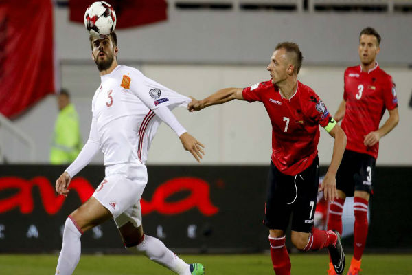 بيكيه في مباراة إسبانيا وألبانيا
