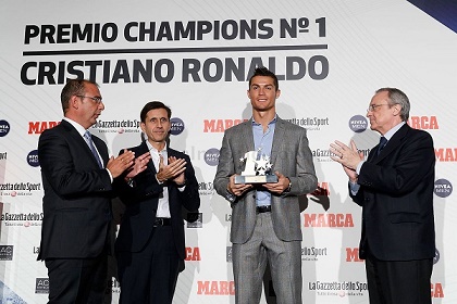 رونالدو يتوج جهوده بجائزة أفضل لاعب في دوري أبطال أوروبا