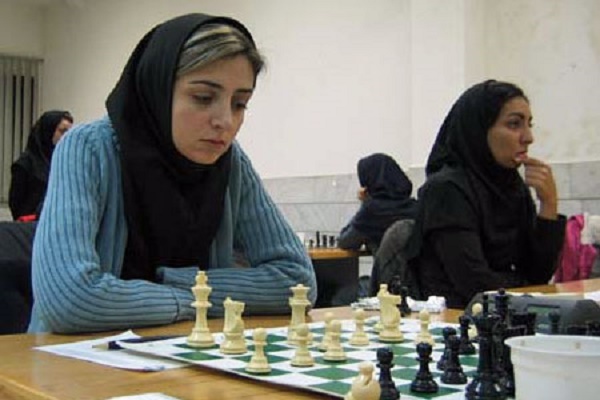 لاعبات شطرنج إيرانيات يدافعن عن استضافة بلدهن بطولة العالم للنساء
