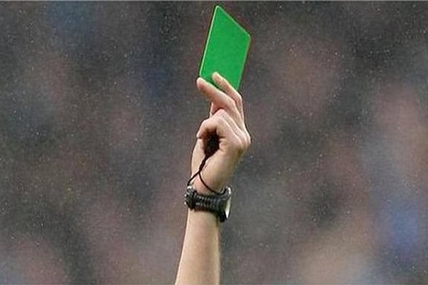 استخدام البطاقة الخضراء لأول مرة في تاريخ كرة القدم