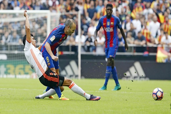 برشلونة يصدم جماهيره بشأن إصابة إنييستا