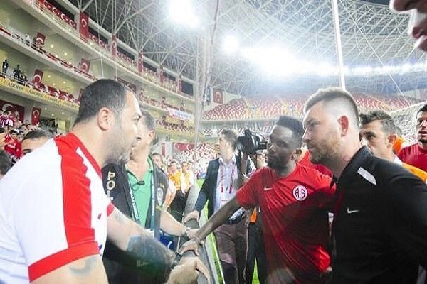 إيتو يراهن مشجع فريقه التركي على 100 ألف يورو