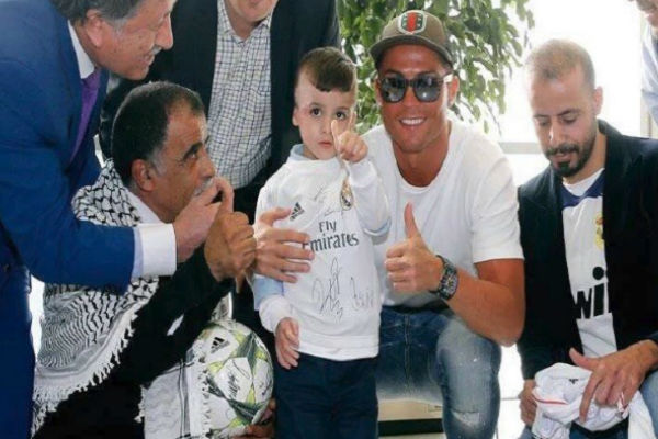 كريستيانو رونالدو لدى استقباله الطفل الفلسطيني أحمد الدوابشة في مدريد
