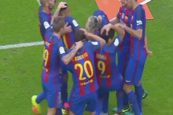 لحظة سقوط زجاجة المياه على رأس لاعبي برشلونة