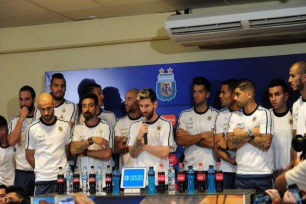 ميسي لحظة إعلانه مقاطعة لاعبي منتخبي الأرجنتين لوسائل الإعلام المحلية