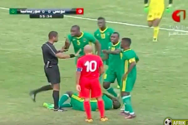 لاعب تونسي يخرج عن طوره ويعتدي على منافسه الموريتاني