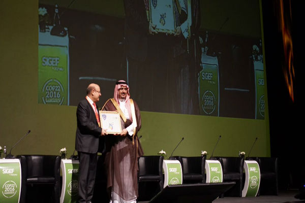 الأمير نواف بن سعد يستلم جائزة التميز من منظمة هوريو