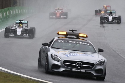 انطلاقة جديدة لسباق البرازيل بعد توقف مرتين بسبب الحوادث والأمطار