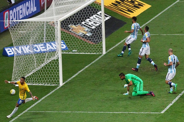 البرازيل تلقن الأرجنتين درسا وتخطو بثبات نحو النهائيات