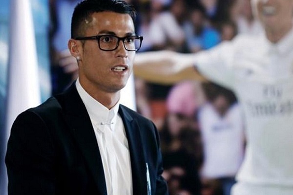  أثار البرتغالي كريستيانو رونالدو أزمة داخل ناديه ريال مدريد الإسباني بسبب النظارة التي ارتداها خلال المؤتمر الصحفي