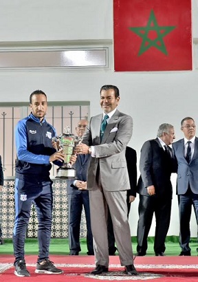الامير مولاي رشيد يسلم كاس العرش لعميد فريق المغرب الفاسي عبد النبي الحراري 