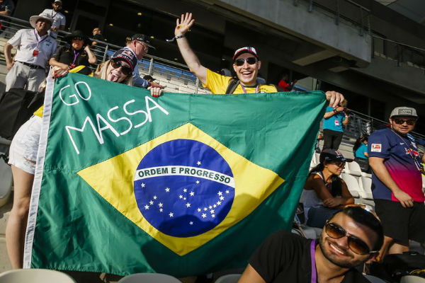 جماهير برازيلية تودع السائق فيليبي ماسا